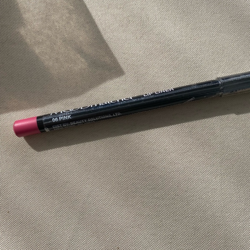 Pink color lip liner